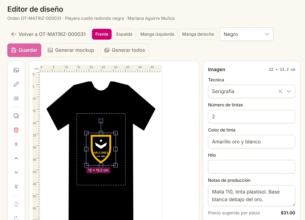 Editor de diseño de la orden OT-MATRIZ-000031: la playera negra vista de frente con el escudo de los Halcones seleccionado dentro del área imprimible, de 12 por 13.2 centímetros; a un lado, la capa en serigrafía a 2 tintas, amarillo oro y blanco, con sus notas para producción y su precio sugerido de 31 pesos por pieza.